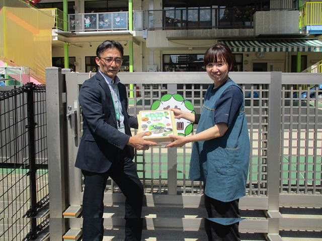 【段原支店・東雲中央支店】地域の幼稚園へ児童書を寄贈しました。