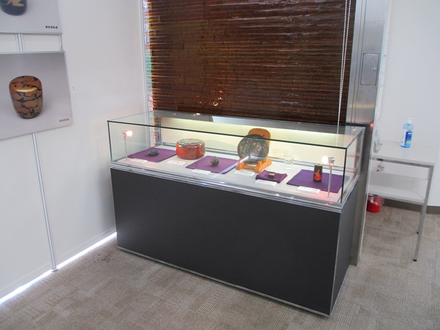 【江波支店】漆芸家「金城一国斎」と陶磁器「江波焼き」のロビー展を開催