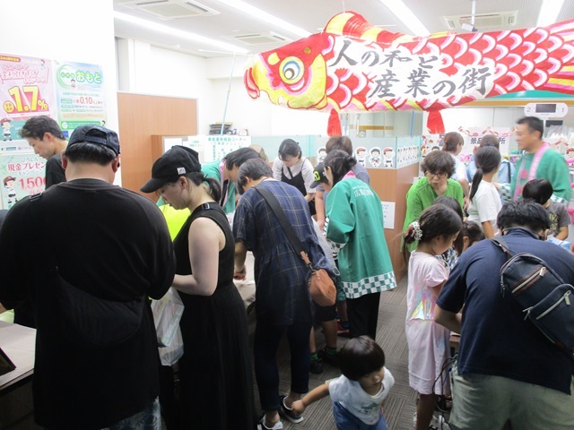 【大竹支店・玖波支店】大竹駅前商店街「土曜夜市」にて大竹和紙による折鶴作成イベントを開催しました